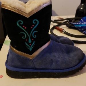 Limited edition kids junior sz 2 ugg